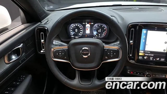 Вольво XC40 B4 Inscription — Фото автомобиля 13