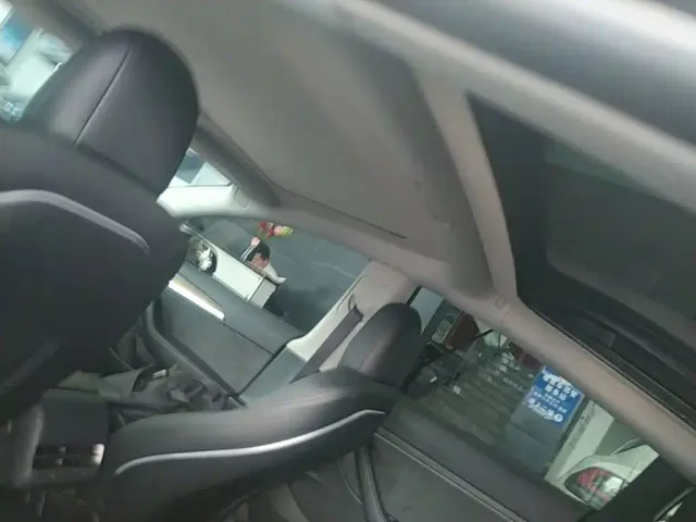 Tesla Model 3 — Фото автомобиля 17