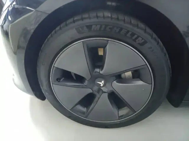 Tesla Model 3 — Фото автомобиля 22