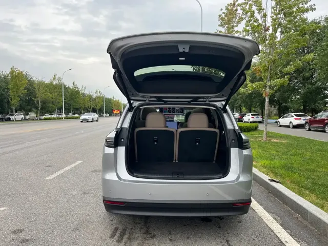 Li Auto i8 — Фото автомобиля 20