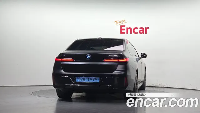 BMW i7 G70 — Фото автомобиля 4