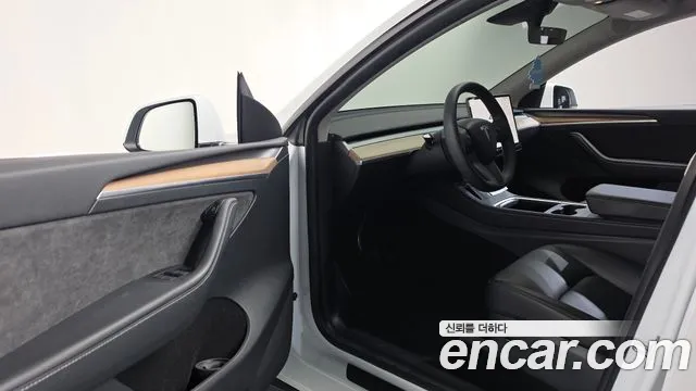 Tesla Model Y — Фото автомобиля 14