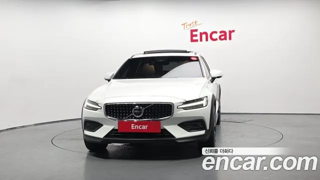 Вольво V60 V60 Cross Country 2 поколение B5 Ultimate AWD — Фото автомобиля 3