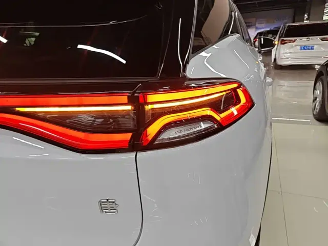 BYD Tang — Фото автомобиля 7