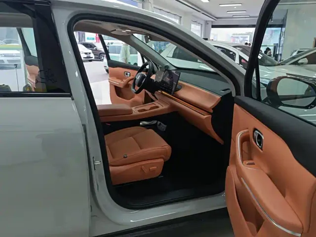 Leapmotor C10 — Фото автомобиля 8