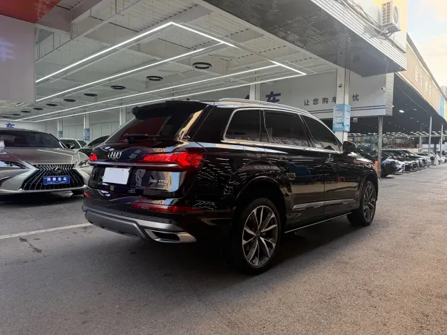 Audi Q7 — Фото автомобиля 24