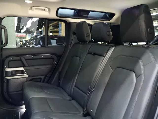 Land Rover Defender — Фото автомобиля 12