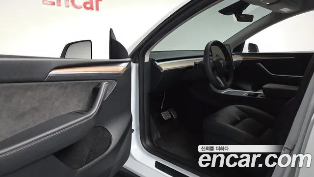 Tesla Model Y — Фото автомобиля 10