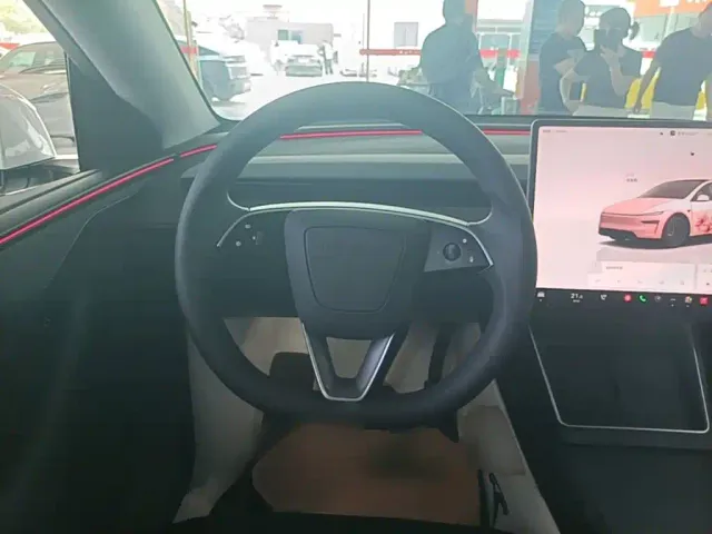 Tesla Model Y — Фото автомобиля 10