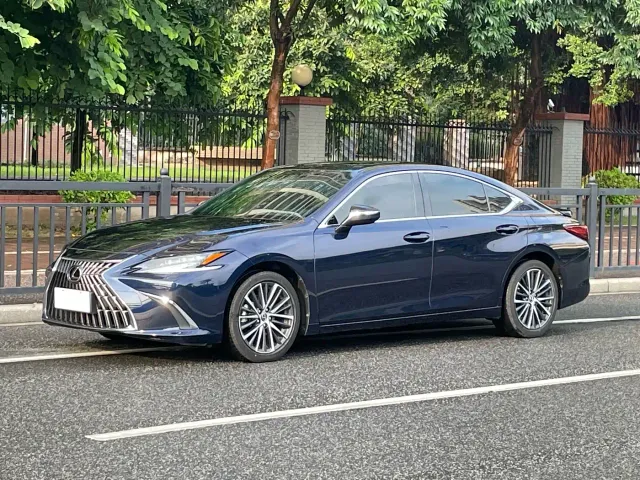 Фотография автомобиля — Lexus ES