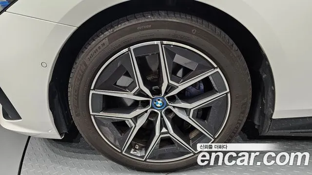 BMW i5 — Фото автомобиля 4