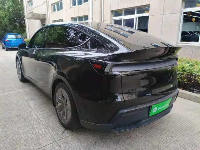 Tesla Model Y L — Фото автомобиля 4
