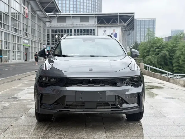 Lynk & Co 01 — Фото автомобиля 2
