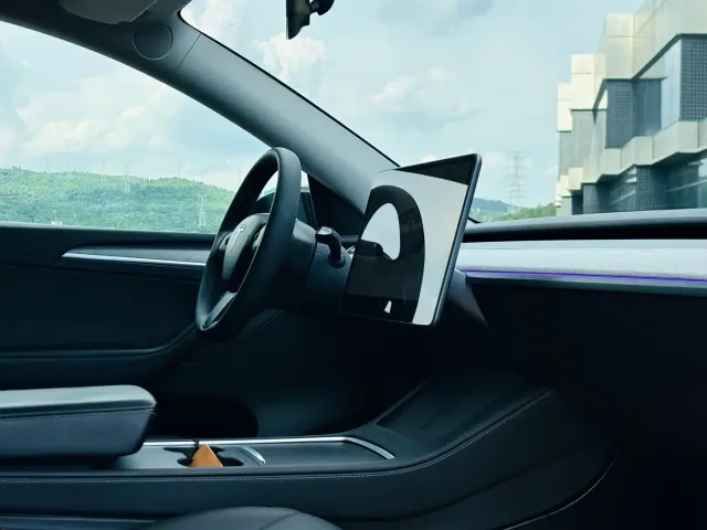 Tesla Model Y — Фото автомобиля 12