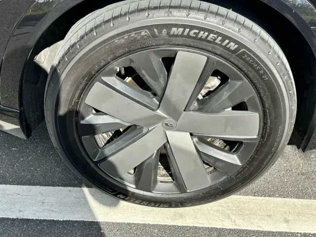 Li Auto L8 — Фото автомобиля 11