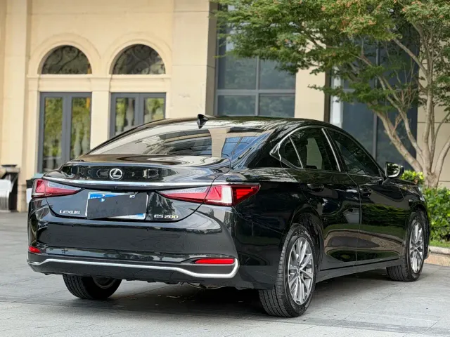 Lexus ES — Фото автомобиля 10