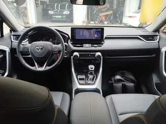 Toyota RAV4 — Фото автомобиля 9