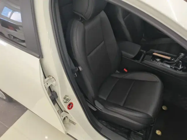 Mazda Axela — Фото автомобиля 24