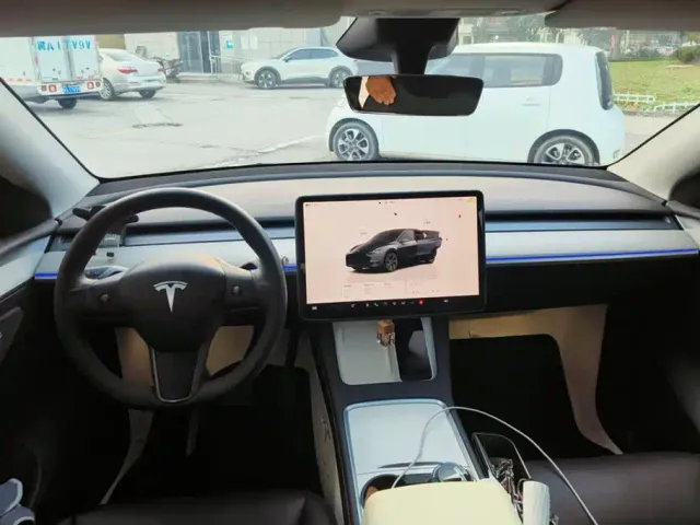 Tesla Model Y — Фото автомобиля 12