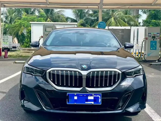 BMW BMW 5 Series 2026 Model Year Facelift 525Li M Sport Package — Фото автомобиля 2