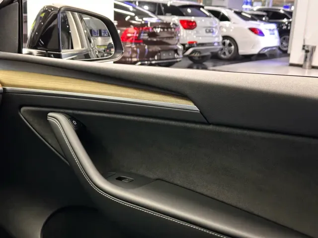Tesla Model Y — Фото автомобиля 13