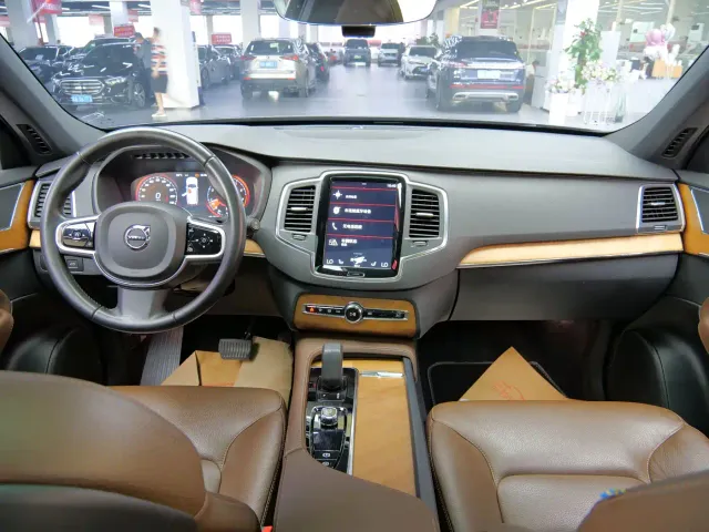 Volvo XC90 — Фото автомобиля 14