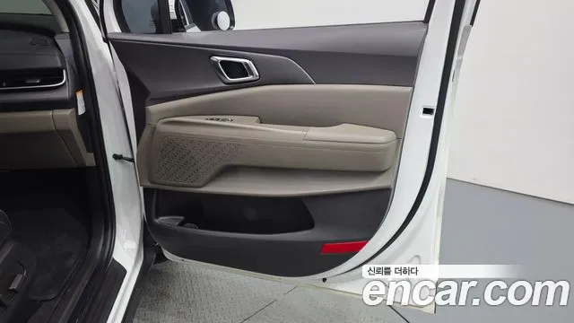 Kia Carnival Generation 4 — Фото автомобиля 14