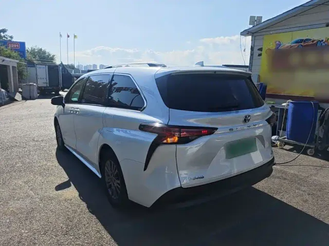 Toyota Sienna — Фото автомобиля 4