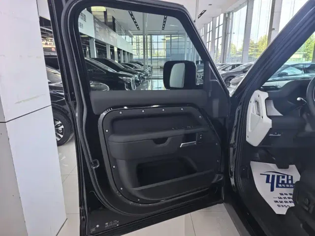 Land Rover Defender — Фото автомобиля 9