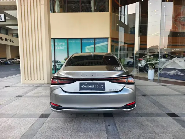 Lexus ES — Фото автомобиля 10