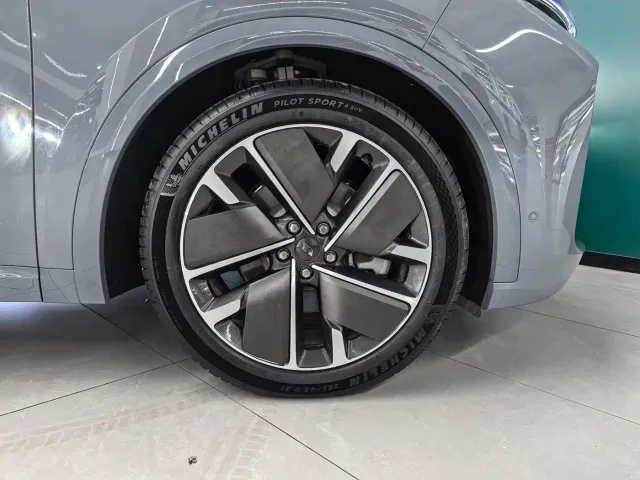 Li Auto L8 — Фото автомобиля 17