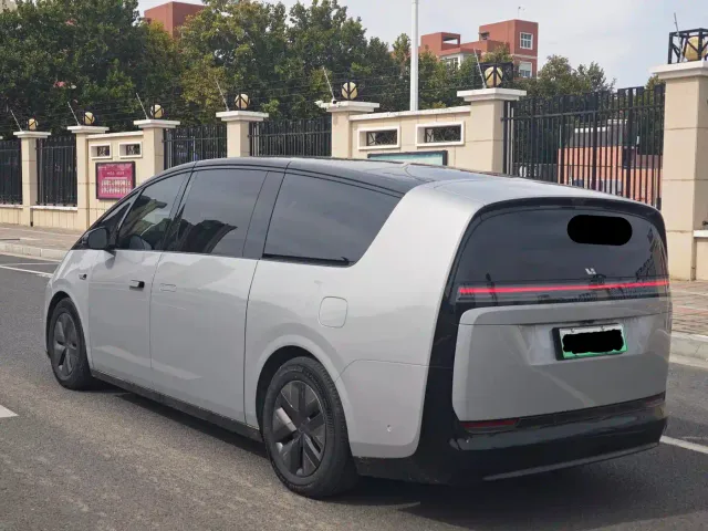 Li Auto MEGA — Фото автомобиля 11