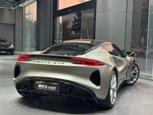 Lotus Emira — Фото автомобиля 3