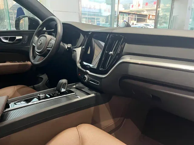 Volvo XC60 — Фото автомобиля 14