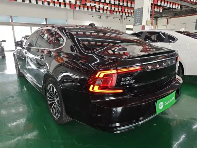 Volvo S90 — Фото автомобиля 4