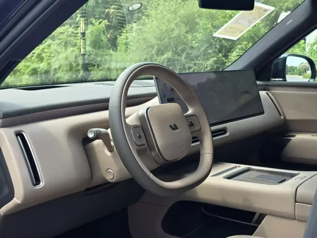 Li Auto L9 — Фото автомобиля 7