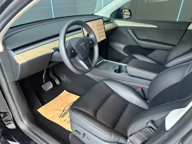Tesla Model Y — Фото автомобиля 11