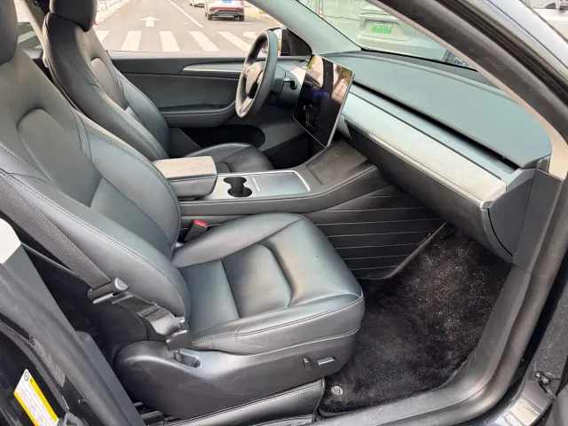 Tesla Model Y — Фото автомобиля 11