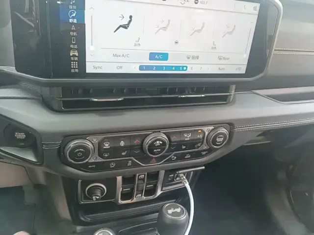 Jeep Wrangler — Фото автомобиля 12