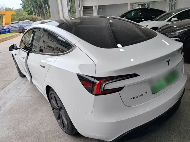Tesla Model 3 — Фото автомобиля 4