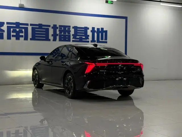 Hongqi H6 — Фото автомобиля 9