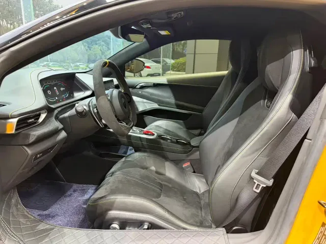 Lotus Emira — Фото автомобиля 5