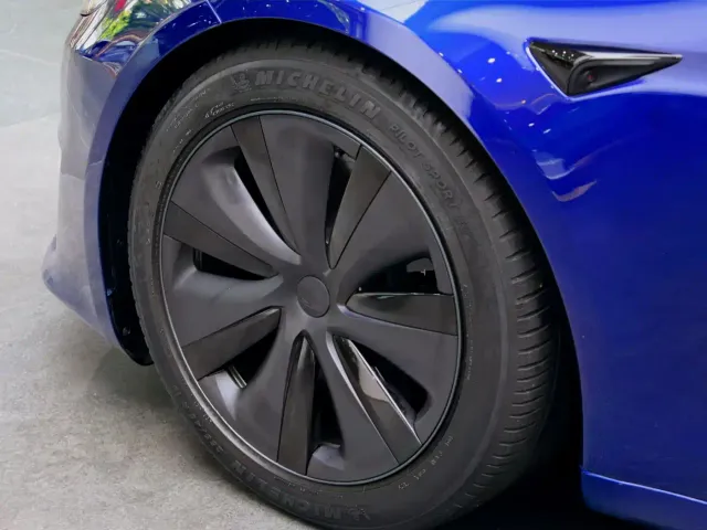 Tesla Model S — Фото автомобиля 24