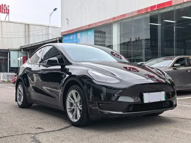 Tesla Model Y — Фото автомобиля 3