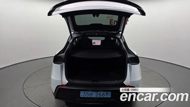Tesla Model Y — Фото автомобиля 26