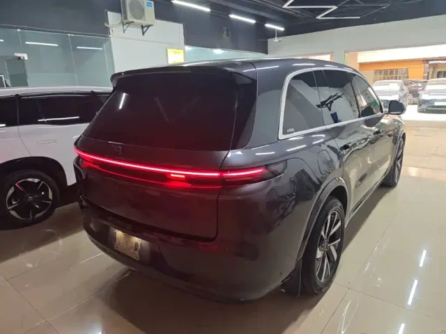 Li Auto L8 — Фото автомобиля 6