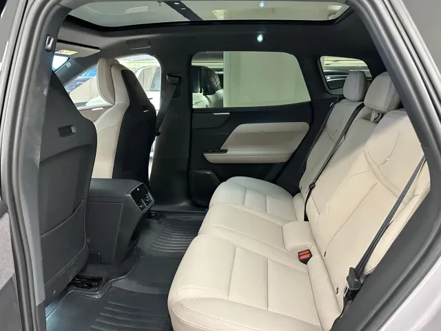 Volvo XC70 Plug-in Hybrid — Фото автомобиля 14
