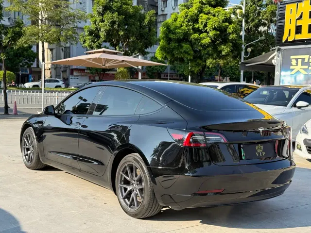 Tesla Model 3 — Фото автомобиля 4