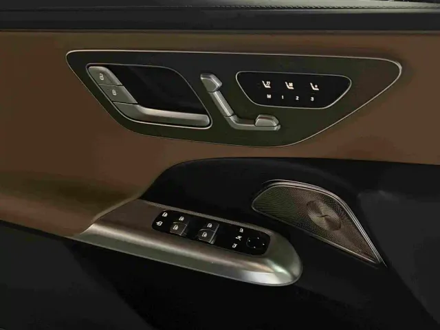 Mercedes-Benz E-Class — Фото автомобиля 4