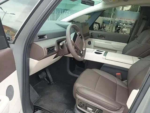 Li Auto MEGA — Фото автомобиля 15